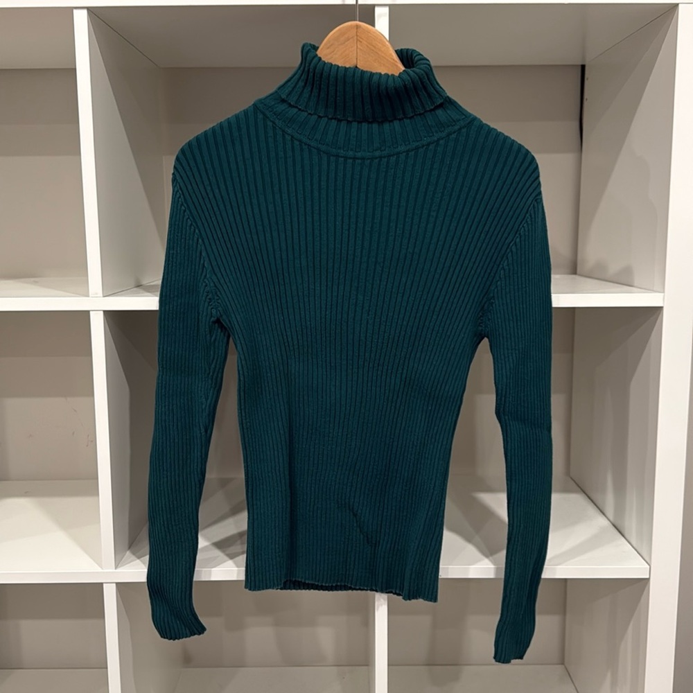 Good condition: Gap turtleneck top, size L.